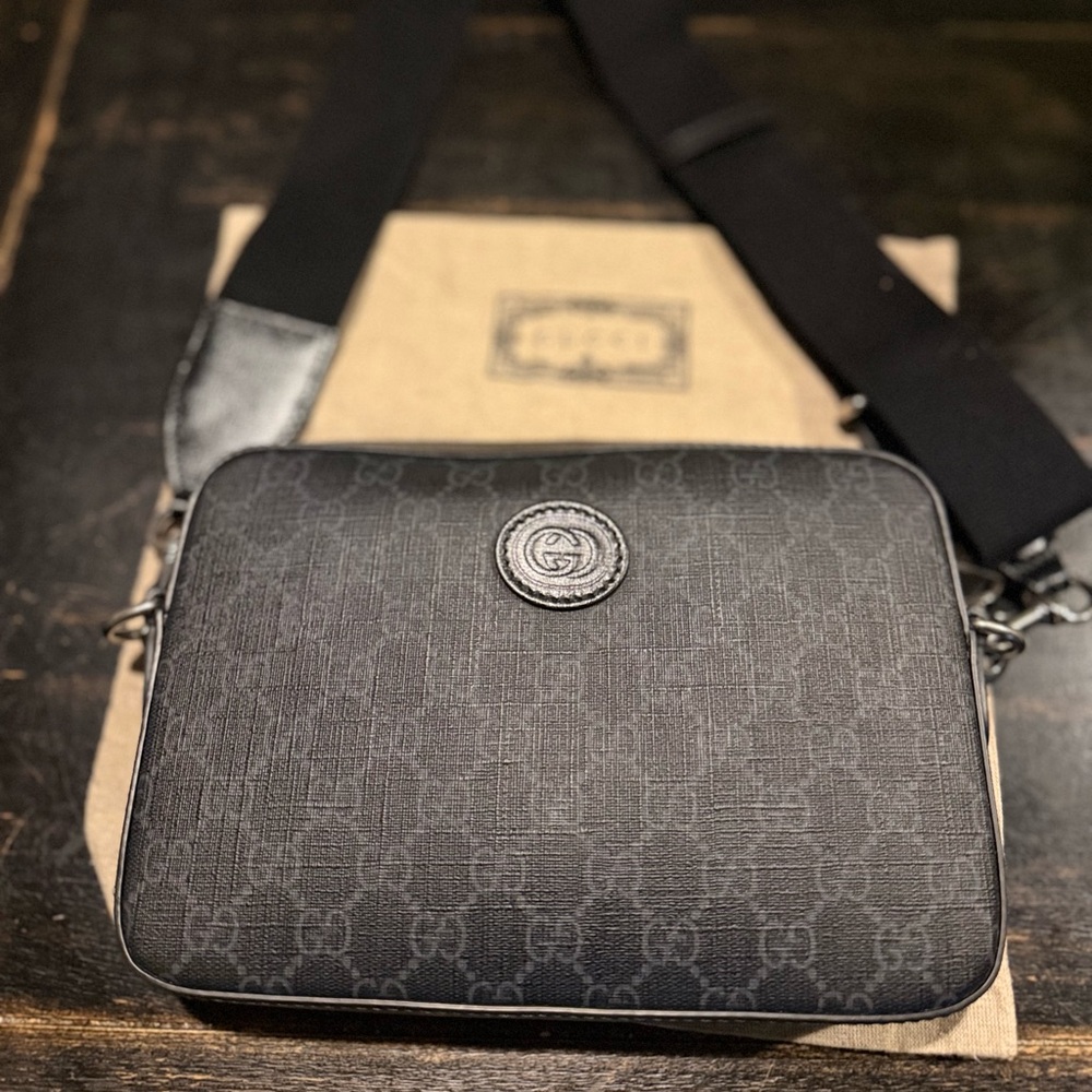 Gucci Crossbody Bag
Great condition
Includes dust bag